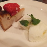 ワインレストラン ドミナス - いちごのチーズケーキとアイス