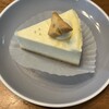オヤツハイツ - シロのベイクドチーズケーキ４５０円。
