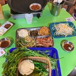 원동미나리삼겹살 - 手前がセリ。他野菜