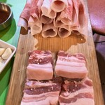 원동미나리삼겹살 - 奥★8薄切り牛バラ肉焼肉　手前★7サムギョプサル