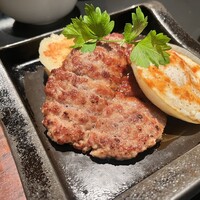 鉄板ダイニング 哲 - 和牛入りハンバーグ