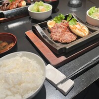 鉄板ダイニング 哲 - 和牛入りハンバーグ　目玉焼き付き