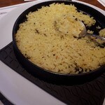 ファームヤード - バターライスは浅めのスキレット鍋で提供されます