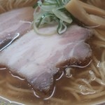 濃厚煮干しスープにバラスライスの低温調理風チャーシュー