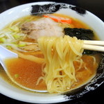 Kanayamaramen - 2014年5月4日(日・祝)　ラーメン(550円)　麺リフト