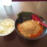 大岩亭 - 辛いのりラーメン特鳥3辛麺カタとセルフサービスのご飯