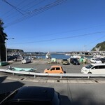 まんえい食堂 - 駐車場（ガードレールの向こう側）