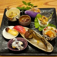 柚木元 - 八寸（ナスとちちたけと味噌、あみたけと胡麻ブラとしよお、舞茸と甘酢、ちょっと苦い黒皮と大根、子持ち鮎とクリ、紫杏子茸と柿と白和え、味噌つけ松茸、あけび木の実）