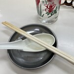 一平 本店 - 替玉は渡された小皿にレンゲと箸を置き、丼を渡して麺を入れてもらう初体験システム＝150円