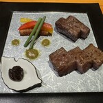 渓流荘しおり絵 - 信州牛の炙り焼き、上:肩ロース、下:ランプ