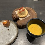 レストラン　ノリ　エ　ノジ - 自家製アンチョビ＂エアピサラ"
      自家製イクラのパニス
      泥付き人参のスープ　カルモダン風味