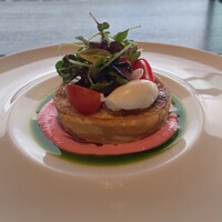 ザ　ジュエルズ - 季節野菜のモイワキッシュ（白いのは山わさび）