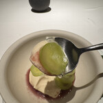 レストラン オオツ - デザート。マスカットにマスカルポーネのアイス。ソースは巨峰！