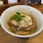 中華蕎麦 はざま - 香りが伝えられないのが残念　鶏のいい香り、出汁のいい香り、わずかに薬味の香り。私が像だったら鼻で啜る。