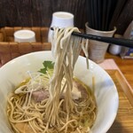中華蕎麦 はざま - このくらいたぐって、3ストロークで啜ります。1ストロークだと啜り終わりがスローになるのでダメ。最後のストロークは『速く長く』大量の香りの洪水と一緒に食べる。