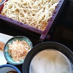 そば処 菖蒲庵 - からみ大根のしぼり汁に鰹節で適当に出汁を作り麺をからみ大根を絡めて食べると信じられない美味しさがお口の中をサイレン鳴らして消防車が騒いで通るの(^^♪これがまた美味しいのヾ(☆ｏ☆)：
      