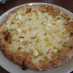 イタリア食堂 Mamma - ランチのピザ（クアトロフォルマッジ）サラダ・ドリンク付き980円