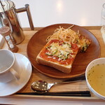 トーコーキッチン - ピザパン キッシュ、スパサラ、スープ + ホットコーヒー