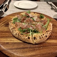 ISOLETTA - 生ハムのピザ。生地も厚くてこれだけでお腹が膨れます。ちなみにこれでハーフサイズ