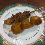 ハマケイ - 「つくね串 (たれ味)」と「かわ串 (たれ味)」