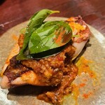TOVILA osteria - ②微塵切り剣先烏賊下足&微塵切り茸(広島県産)を詰めた剣先烏賊(広島方言:水烏賊)のソテー、トマトソース掛け、ルッコラ載せ(税込1,680円)
            個性的なメニュー、烏賊飯ぽいけど味わい深いんですよね