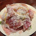 TOVILA osteria - ①生ハム(ベルギー産)とパルミジャーノのサラダ《クレソン&水菜&無花果(広島県安芸高田産)》【R】(税込1,880円)
            出てきた時にここは美味しいと確信、クレソンが瑞々しく、完熟無花果の甘みが良い