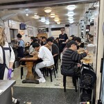 天天利美食坊 - 両壁際にカウンター席、中央に長テーブル席