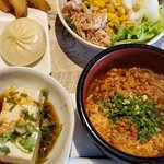  ガーデンビュッフェ パインテラス - チキンナゲット、ポテトフライ、ミニ肉まん、冷や奴、野菜サラダ、宮崎辛麺