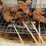 錦龍亭 - 手元のしちりんの上に串ロース