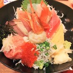 築地食堂 源ちゃん - その日の源ちゃん丼には何が乗るのかは店員さんに聞けば教えていただけます