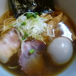 “醤油らーめん”半熟煮玉子付き