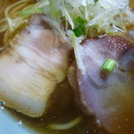 叉焼は2種類入っています