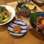 ずみっ！！酒場 やまといも - アボガド梅肉、センマイ刺し、地鶏ユッケ