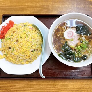 フレンズ - 料理写真:チャーハン+半ラーメン