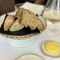 ル・プリスティン レストラン 東京 - ビーバーブレッドにオーダーしているというパンと、ロゴ入りバター
