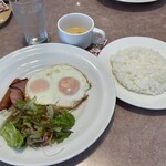 ガスト - 料理写真:目玉焼き&ベーコンソーセージセット 670円