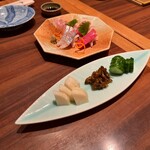 味処 季布や - お漬物の盛り合わせ、お造りの盛り合わせ三点盛り
