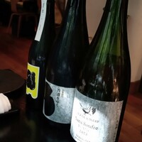 ラ・ボンヌターブル - 最初は三品のドリンクからひとつをチョイス。左からミード、ビール、スパークリングワイン。