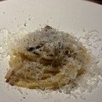 A TUTTA - チーズと胡椒のパスタ。ヨーロッパ産ポルチーニ
