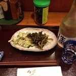 Kimura - お通し(こごみの和え物と葉わさびのしょうゆ漬け)&冷酒(澤の泉)