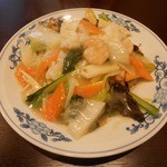 ⑨海鮮炒麺（塩味のあんかけ焼きそば）エビ・イカ・ホタテ・白菜・人参・チンゲン菜・キクラゲ・フクロタケ・・・と具だくさんのあんかけの下には、細麺の焼そば。少し焦げ目がついた細麺は、食感の違いも面白い。