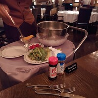 ロウリーズ・ザ・プライムリブ 恵比寿ガーデンプレイス店 - 目の前でサラダ出来上がります♪