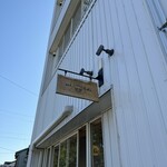おにcafe - 外観。看板かわいい。