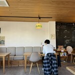 おにcafe - 店内。ゆったりしたスペースで落ち着きます。