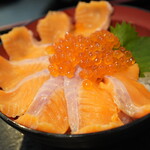 Seafood Shigotonin Airon Zamurai - 鮭魚與魚卵丼