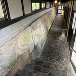 岩村山荘 - 大浴場へ向かう廊下の石垣　もしかすると岩村城の一部？
