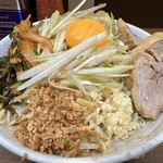 ラーメン二郎 - 小ぶた（1,120円）＋ネギ（150円）＋ニラキムチ（120円）＋汁なし（120円）、ニンニクコール