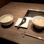 焼肉うしごろ - 魚沼産コシヒカリご飯と、濃厚コラーゲンのコムタンスープの2ショットです。