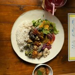 世田谷クミン - ➕300円のモリモリでデリプレートを注文。