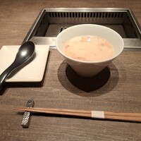 焼肉うしごろ 池袋店 - 濃厚コラーゲンのコムタンスープです。